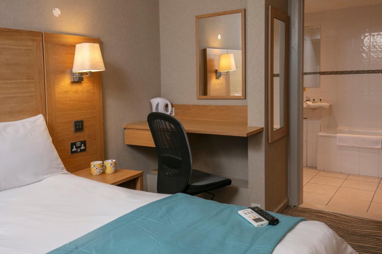 Best Western Heath Court Hotel Ньюмаркет Екстер'єр фото