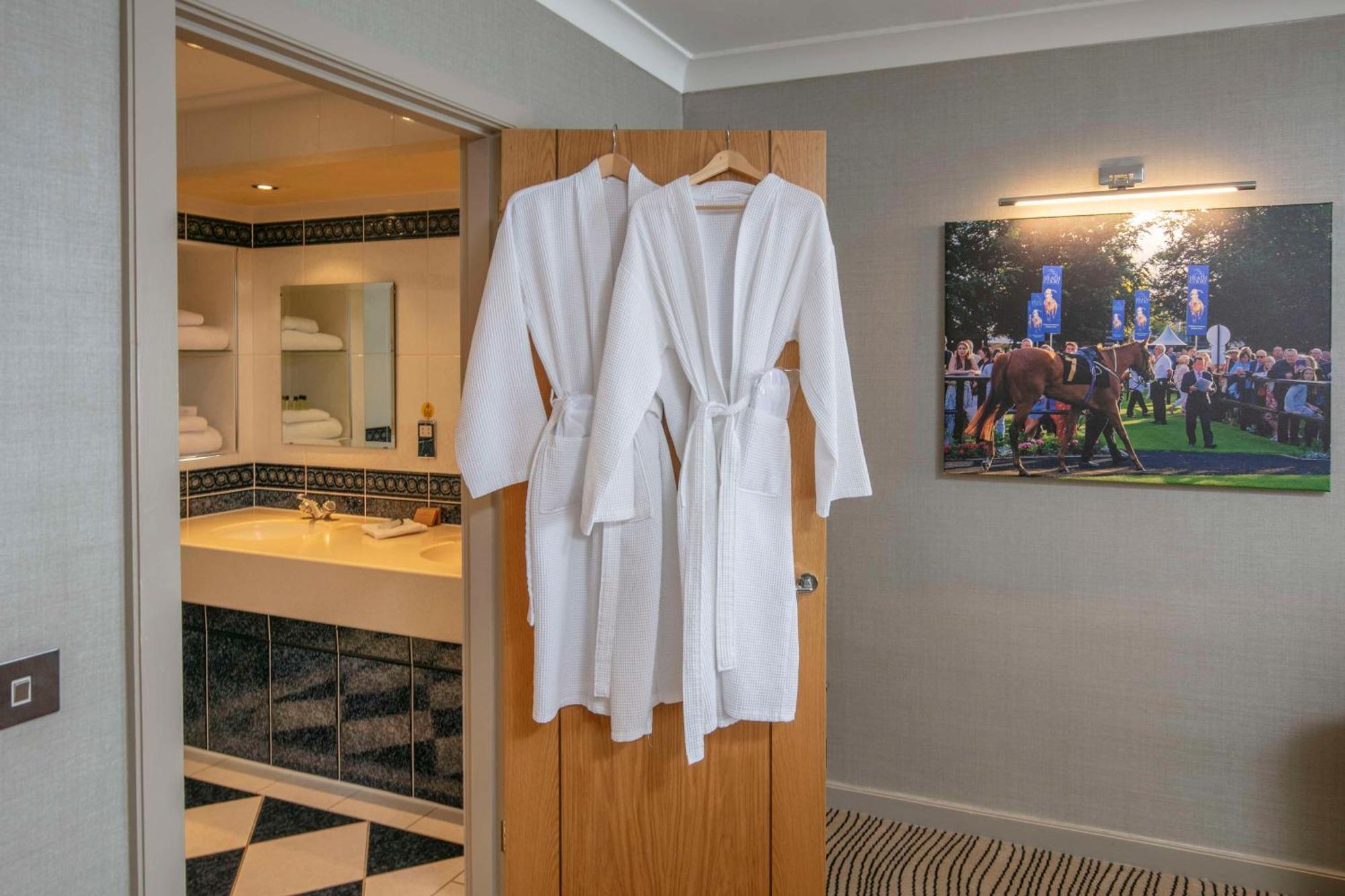 Best Western Heath Court Hotel Ньюмаркет Екстер'єр фото