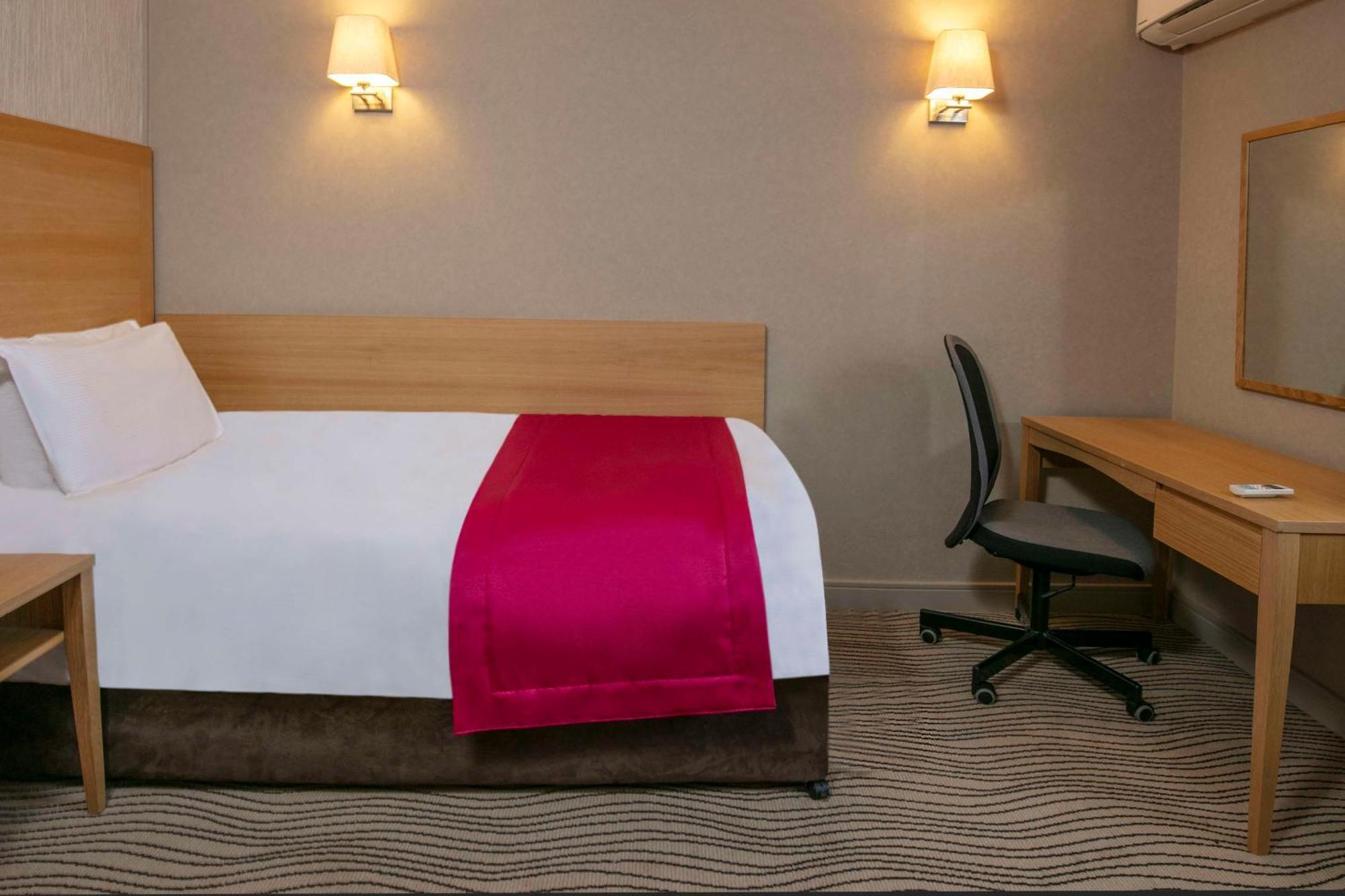 Best Western Heath Court Hotel Ньюмаркет Екстер'єр фото