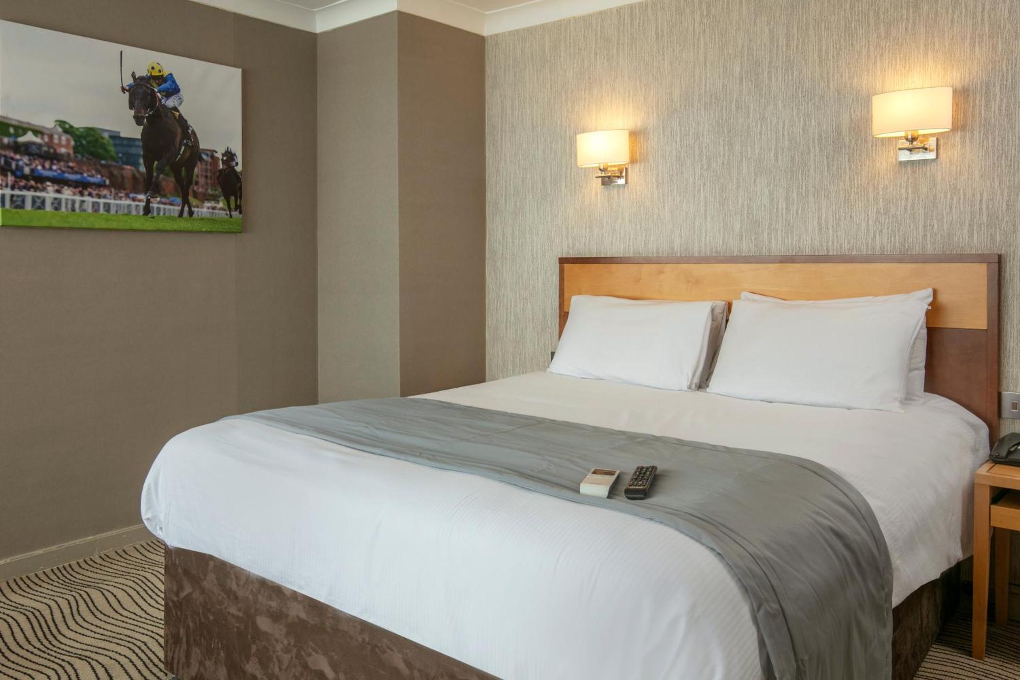 Best Western Heath Court Hotel Ньюмаркет Екстер'єр фото
