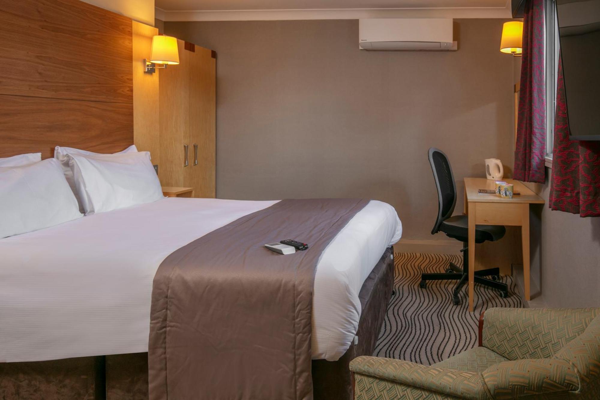 Best Western Heath Court Hotel Ньюмаркет Екстер'єр фото