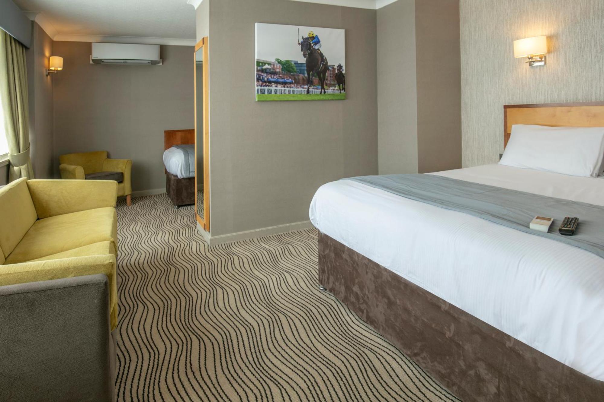 Best Western Heath Court Hotel Ньюмаркет Екстер'єр фото